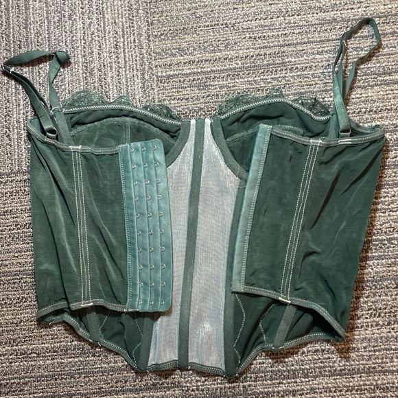 Lace corset - Picture 4 of 4